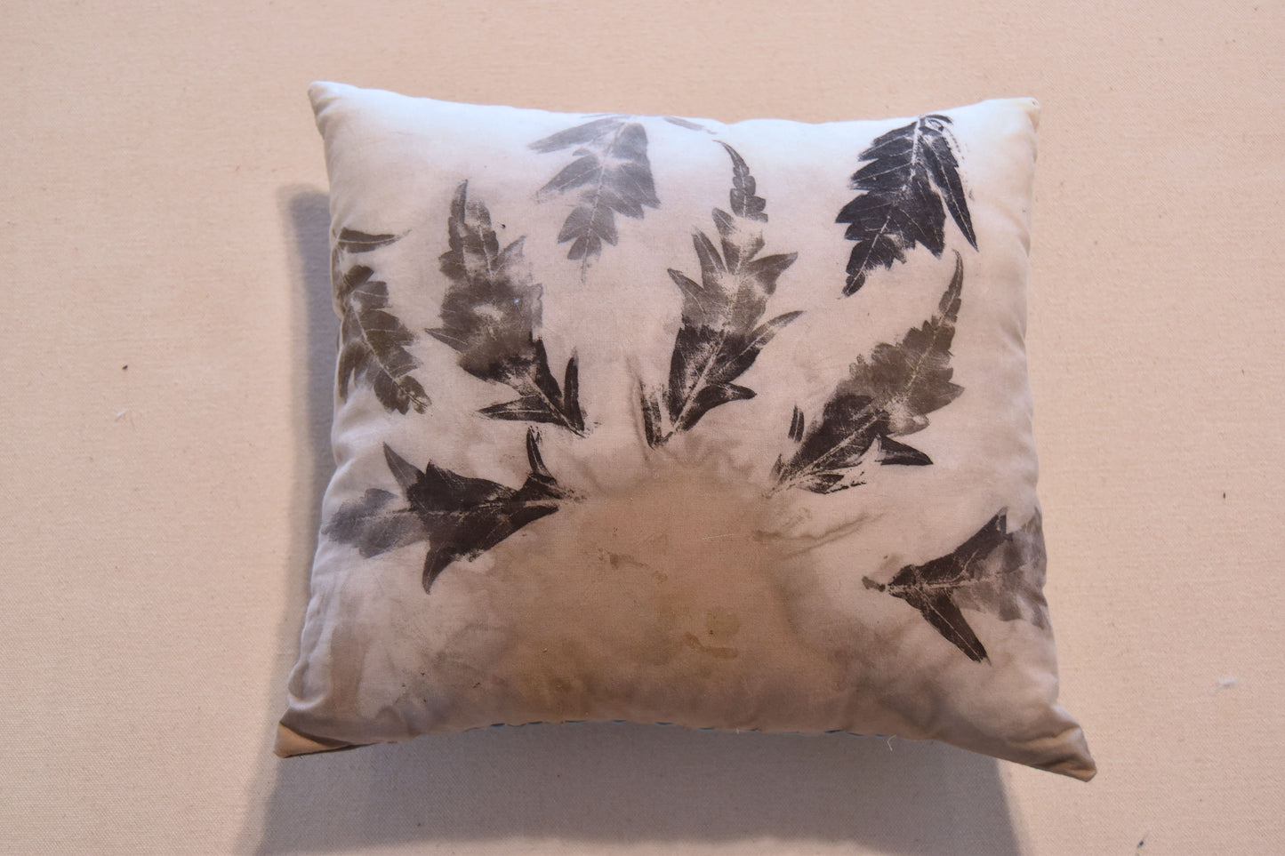 Tataki zome pillow - Botanical print - natural dye