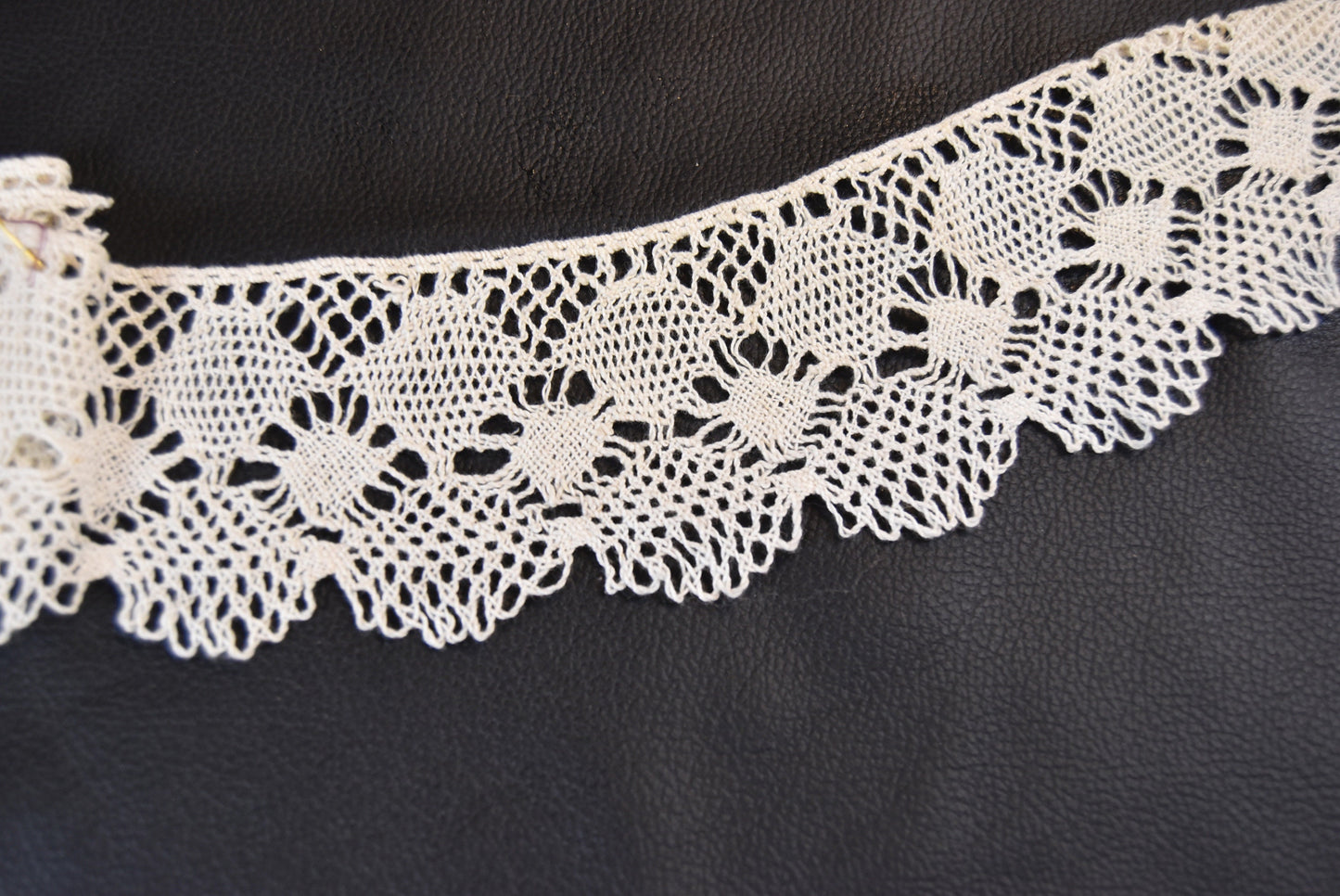 Vintage lace trim - cotton